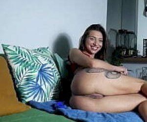 маленького телосложения куколка брюнетка занимается грубым сексом перед камерой