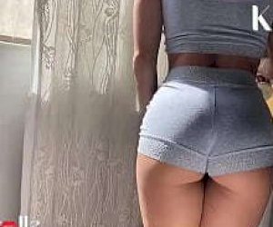 piękna kobietka o chudej sylwetce  w domu