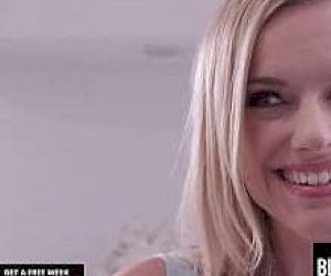 żona z wygoloną cipką bawi się cipką