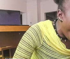 typek  bzyka ostro panienkę w domu