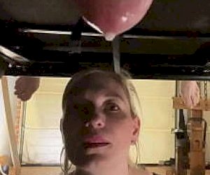 przymuszona dominatorka z blond włosami doświadcza zbliżenia