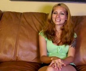 грудастая мамочка большие титьки игра на диване