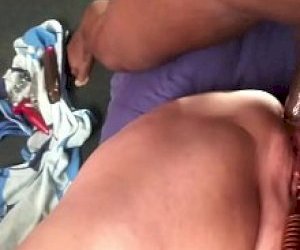 mężczyzna  zalicza seks analny w domu