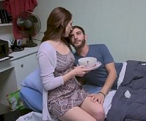 seksowana dziewka z ciemnymi włosami jest wylizana od sutków