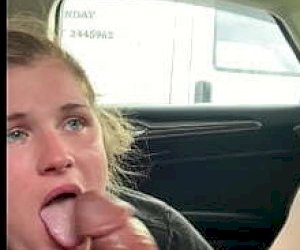 koleś z fajnym kutaskiem zostaje obsłużony oralnie