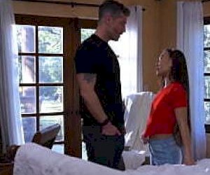 drobna prostytutka pochodząca z Azji uprawia sex na amazonkę