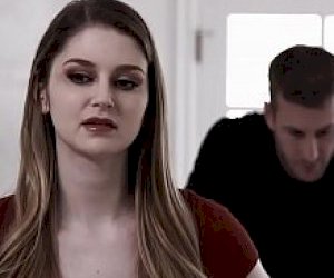 typek z wielkim kapucynem zabawia się