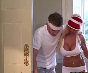 mama z dużymi melonami wydziera się głośno